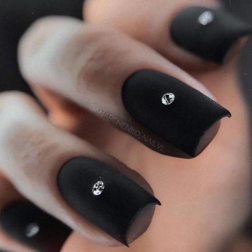 Черный цвет в маникюре может быть практичным в разных ситуациях, но это зависит от обстоятельств и предпочтений. 01