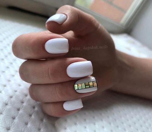 Варианты оформления маникюра в белом цвете. 09