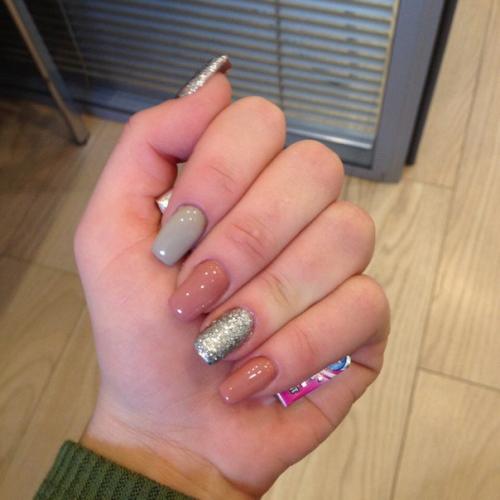 Девчонки делаю наращивание ногтей, на формы Акрилом, Гелем, био'Гелем, на Типсы цены доступные? 07