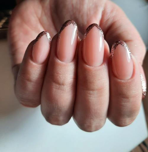 На фото до было сделано наращивание ногтей (1 месяц назад) и работа после. 02