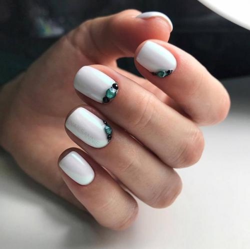 Белые короткие ногти: 10 шедевров ногтевого искусства. 07