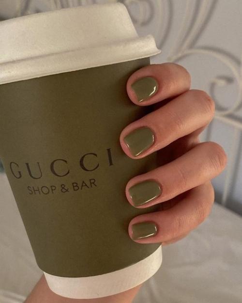 Однотонный маникюр на короткие ногти. 03