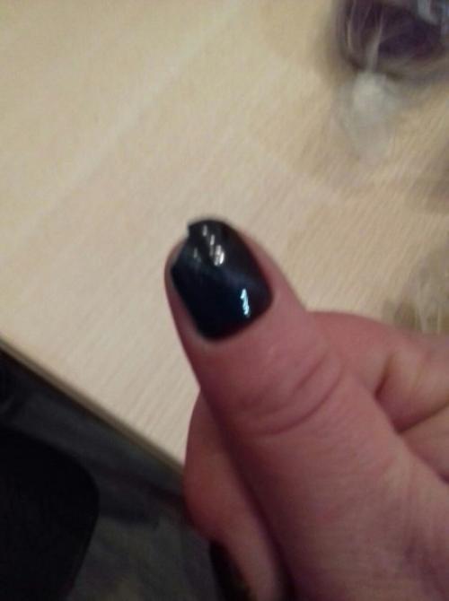 Наращивала ногти женщине, прошло 6 дней после наращивания, пишет мне, что они сыпяться как стекло, работает в больнице. 01