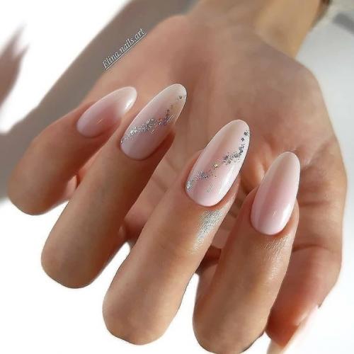 Мы предлагаем вам крутые и нескучные идеи нюдового маникюра. 06