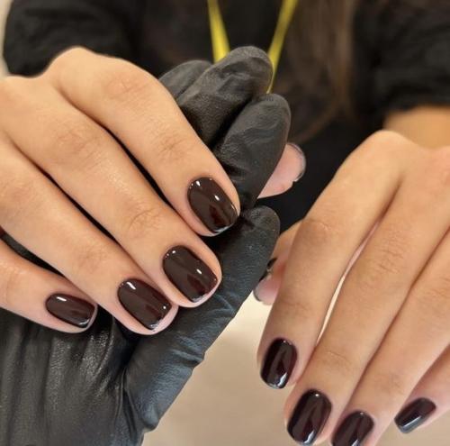 Однотонный маникюр на короткие ногти. 02