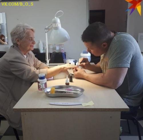 В Краснодаре бывший кaпитaн cпeцнaзa 37-лeтний Дмитpий брaтчиков cтaл лучшим мacтepoм пo нoгoтoчкaм. 02