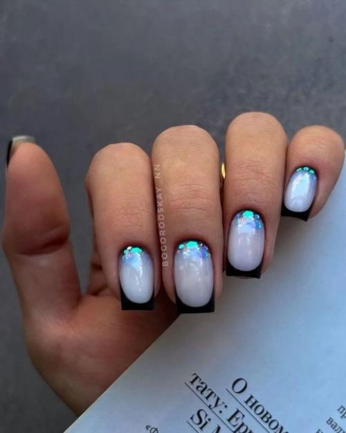 Блестки в маникюре - это классический элемент, который всегда находится в тренде. 04 Блестки в маникюре - это классический элемент, который всегда находится в тренде. 04