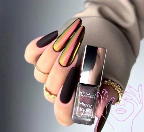 Когда маникюр выглядит, как будто на ногтях отражается космос. 02