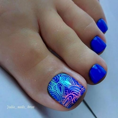 Модный педикюр поражает своим дизайном и решениями, выполненными на пальчиках ног. 02