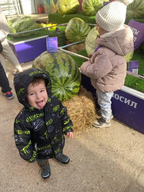 - Мама, сфоткай меня так. 01