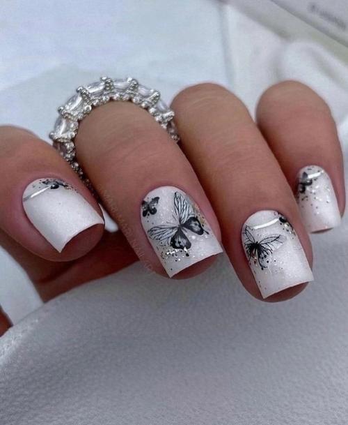 Микс матового и блестящего покрытия в маникюре необычный эффект создает. 02