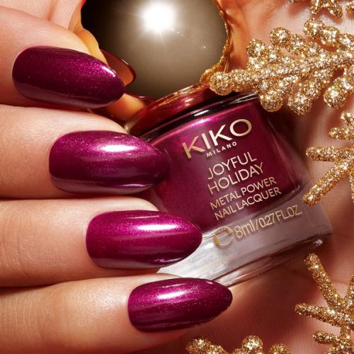 Простой, но праздничный маникюр с лаками из коллекции Kikojoufulholiday. 02