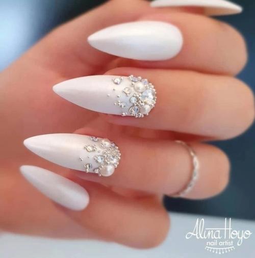 Микс матового и блестящего покрытия в маникюре необычный эффект создает. 07