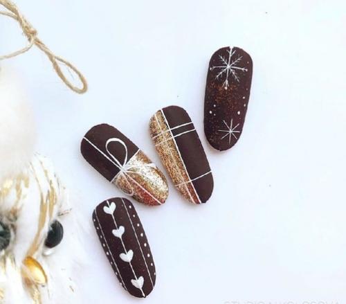 Трендовый новогодний маникюр немыслим без блесток и разного рода сверкающего декора, что делает новогодние ноготки невероятно сияющими и нарядными. 04