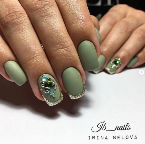 Для смелых женщин мы предлагаем варианты цветного, праздничного френча. 01