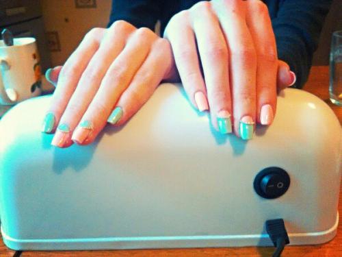 Девочки занимаюсь гель лаком месяц, хотелось бы услышать критику. 01