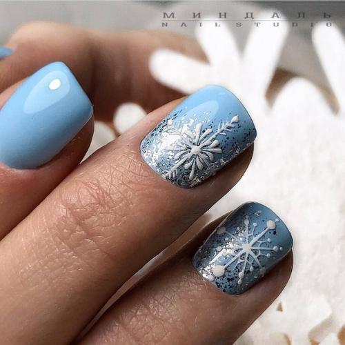 Трендовый новогодний маникюр немыслим без блесток и разного рода сверкающего декора, что делает новогодние ноготки невероятно сияющими и нарядными. 06