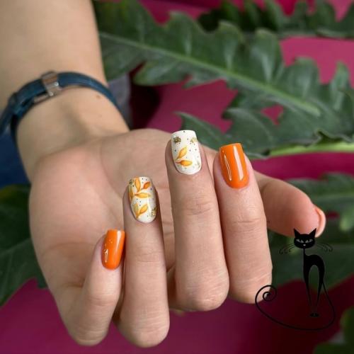 Нежный маникюр на короткие ноготки квадратной формы в оранжевых и белых цветах. 02