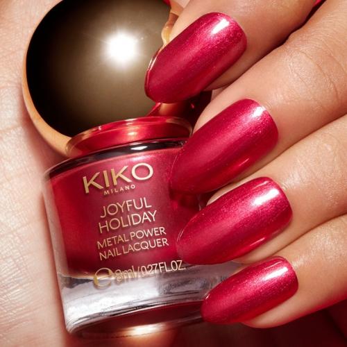 Простой, но праздничный маникюр с лаками из коллекции Kikojoufulholiday. 01