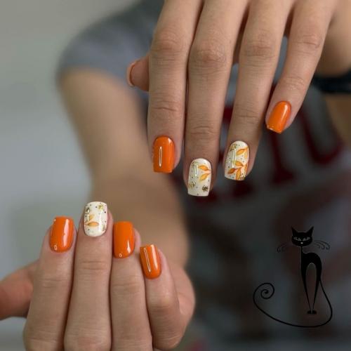 Нежный маникюр на короткие ноготки квадратной формы в оранжевых и белых цветах. 03
