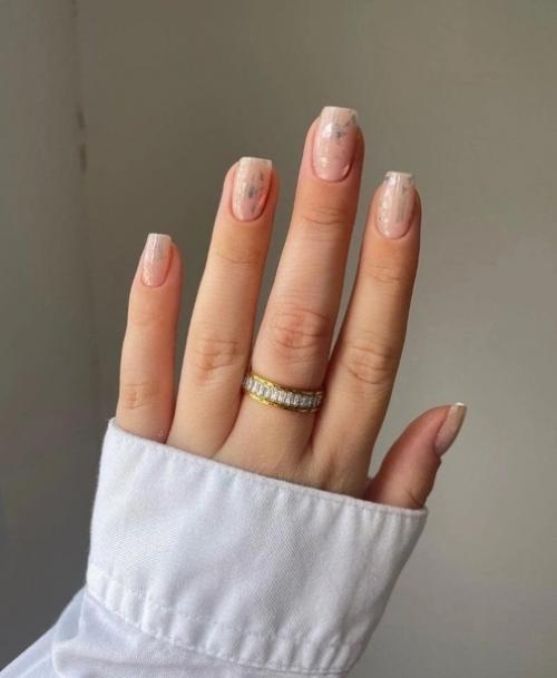 Поможем тебе с идеями для следующего маникюра. 06