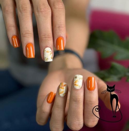 Нежный маникюр на короткие ноготки квадратной формы в оранжевых и белых цветах. 01