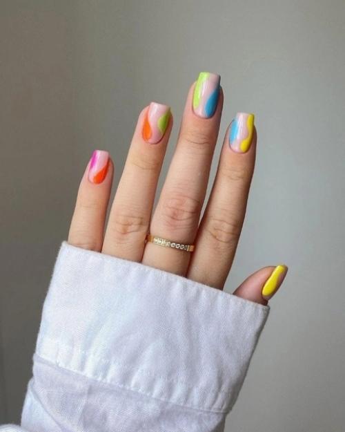 Поможем тебе с идеями для следующего маникюра. 01