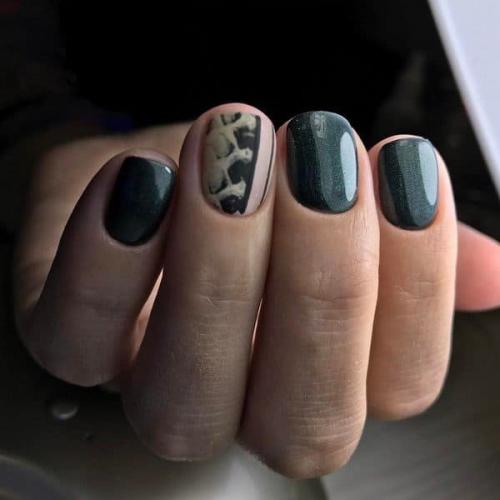 Маникюр на короткие ногти в тёмном цвете. 05