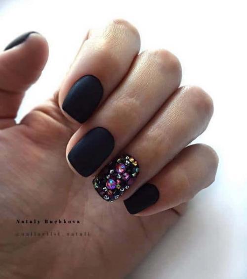 Маникюр на короткие ногти в тёмном цвете. 06