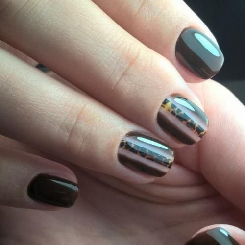 Маникюр на короткие ногти в тёмном цвете. 02