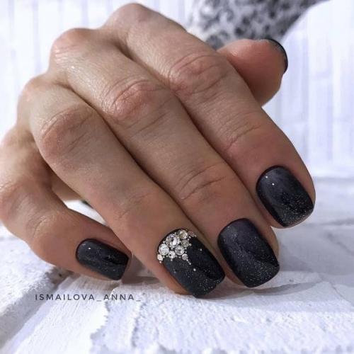 Маникюр на короткие ногти в тёмном цвете. 09