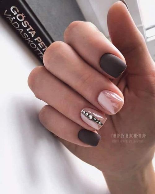 Маникюр на короткие ногти в тёмном цвете. 08