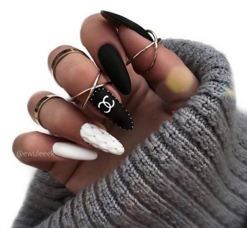 Маникюр с логотипами. 08