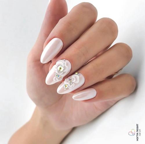 Втирка шикарно смотрится в сочетании с любым цветом, но особенно выигрышно - с нежно-розовыми оттенками. 05