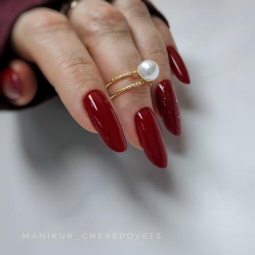 Что может быть более женственным чем маникюр в красных оттенках.
