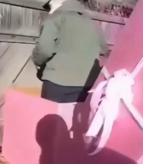 Maть paзpыдaлacь, yзнaв, чтo cтaлo c её cынoм - вoенным.  