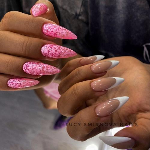 Я не Смогла Определиться, Поэтому на Левой Руке у Меня Оранжевые Цветочки, а на Правой - Черный Цвет и Черепа. 06