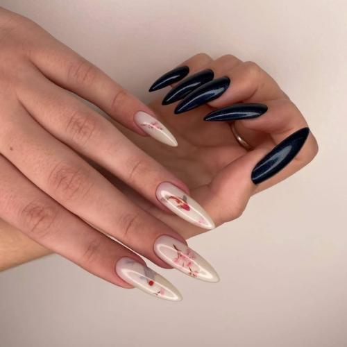 Я не Смогла Определиться, Поэтому на Левой Руке у Меня Оранжевые Цветочки, а на Правой - Черный Цвет и Черепа. 03