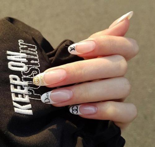 Маникюр с логотипами. 01