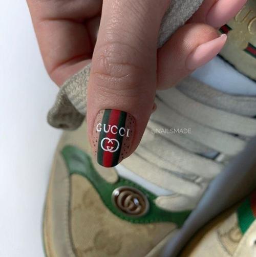 Маникюр с логотипами. 09