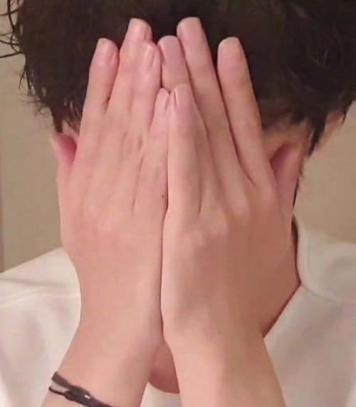 Тэхен и хосок были упомянуты, как пример мужского маникюра. 06