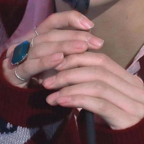 Тэхен и хосок были упомянуты, как пример мужского маникюра. 03