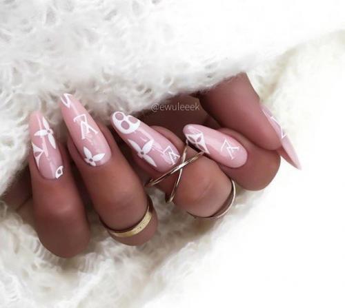 Маникюр с логотипами. 07