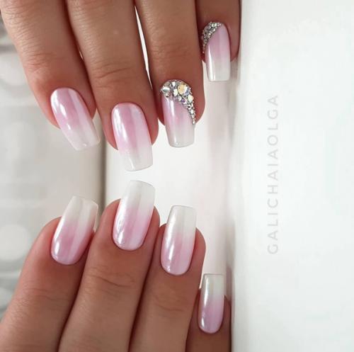 Втирка шикарно смотрится в сочетании с любым цветом, но особенно выигрышно - с нежно-розовыми оттенками. 08