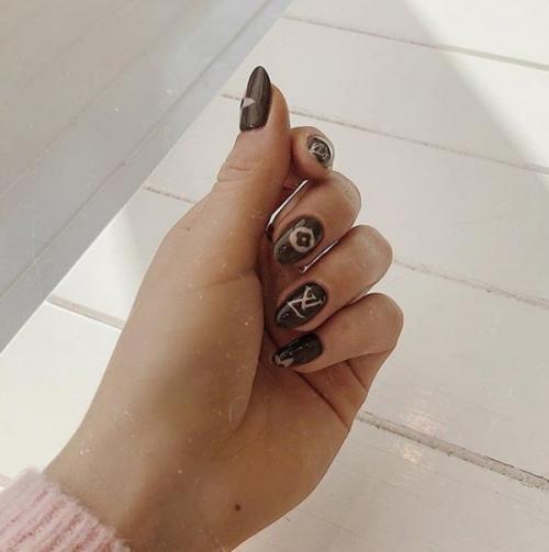 Маникюр с логотипами. 03