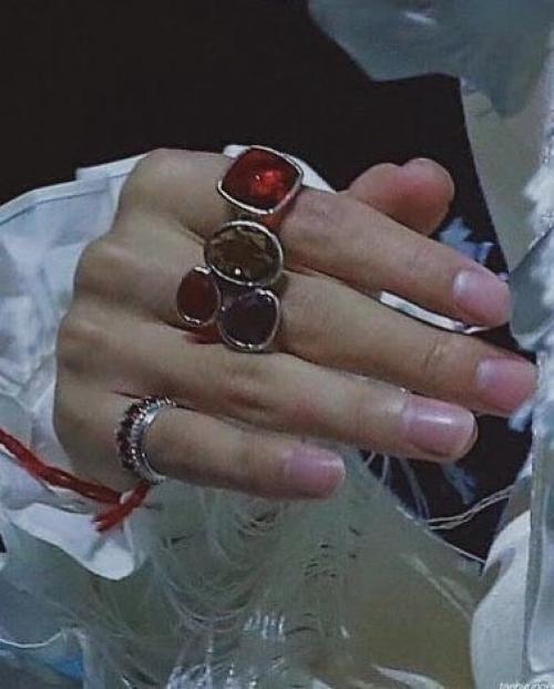 Тэхен и хосок были упомянуты, как пример мужского маникюра. 04