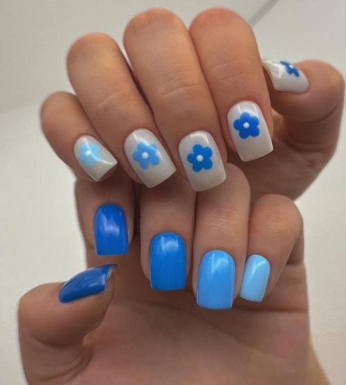 Я не Смогла Определиться, Поэтому на Левой Руке у Меня Оранжевые Цветочки, а на Правой - Черный Цвет и Черепа. 09