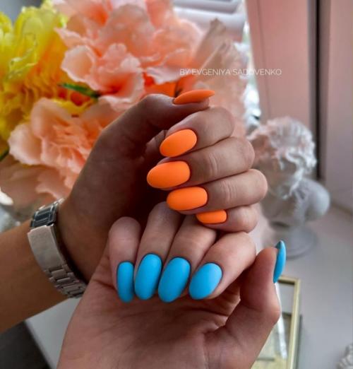 Я не Смогла Определиться, Поэтому на Левой Руке у Меня Оранжевые Цветочки, а на Правой - Черный Цвет и Черепа. 04