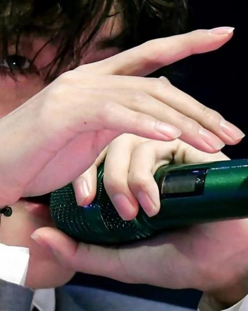 Тэхен и хосок были упомянуты, как пример мужского маникюра. 05