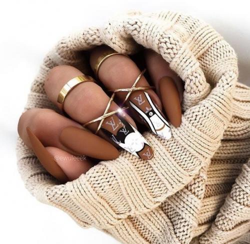 Маникюр с логотипами. 05